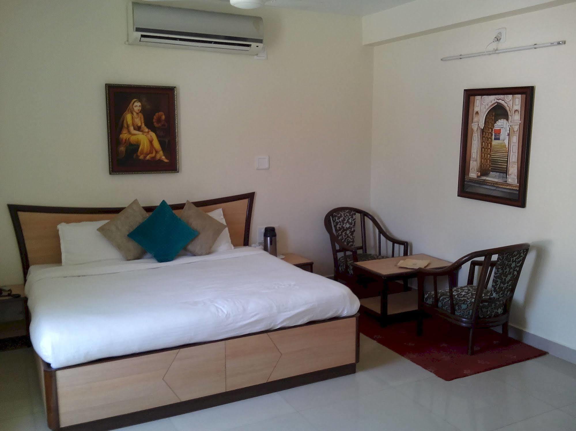 Hotel Karnavati Mount Abu Bagian luar foto